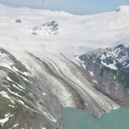 Blick vom Wasserflugzeug auf einen Gletscher im Katmai National Park